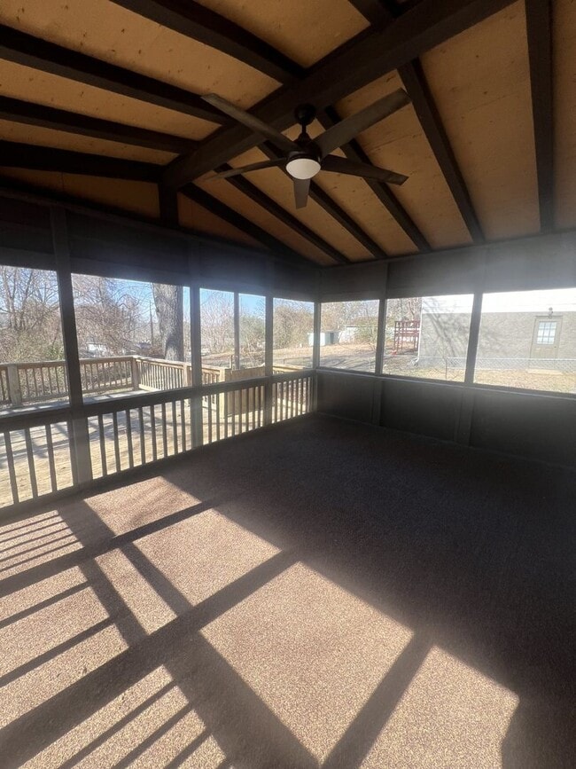 Building Photo - Charming 3 Bed, 1.5 Bath Rental Home on St...