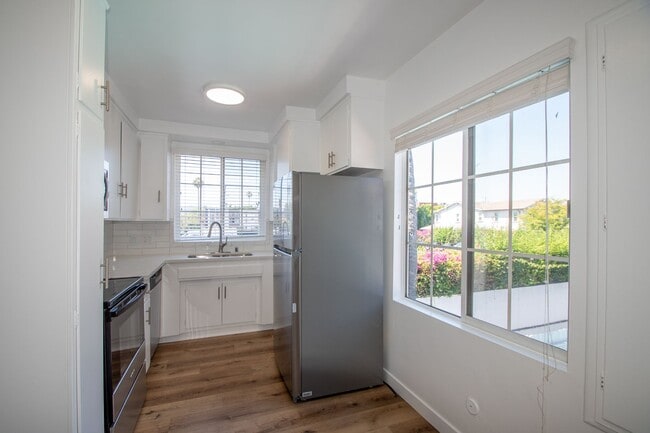 Building Photo - 5230 Vesper Ave