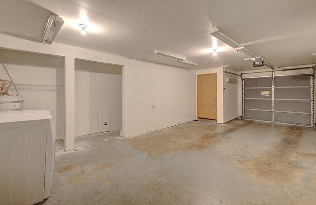 Building Photo - SALMON CREEK ~ WATERS EDGE CONDOS~ LARGE 2 Bd 2.5 Ba!