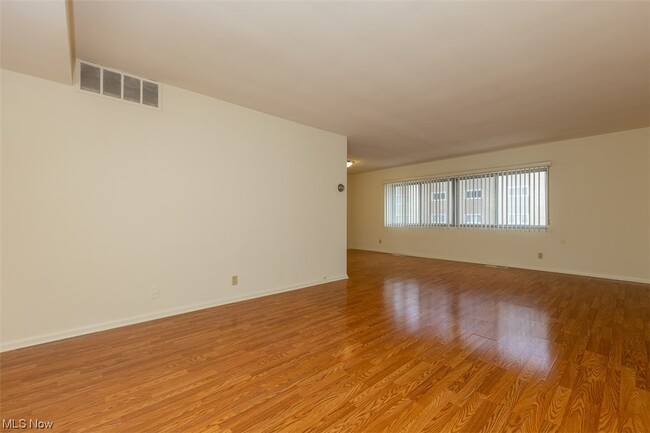 Foto del edificio - 3341-3351 Warrensville Center Rd