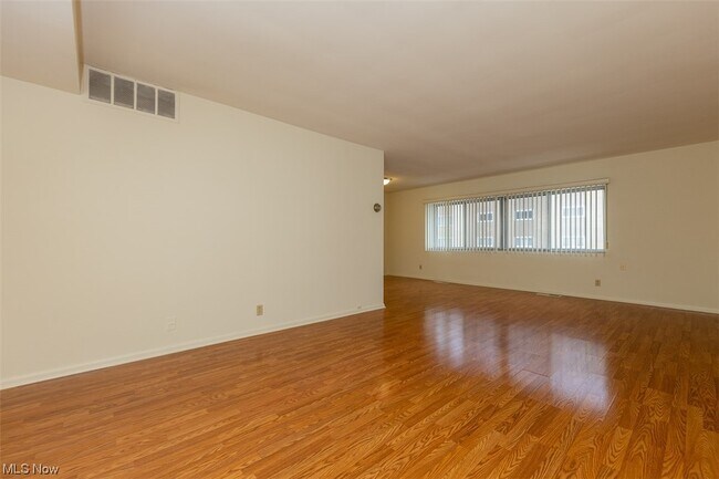 Foto del edificio - 3341-3351 Warrensville Center Rd