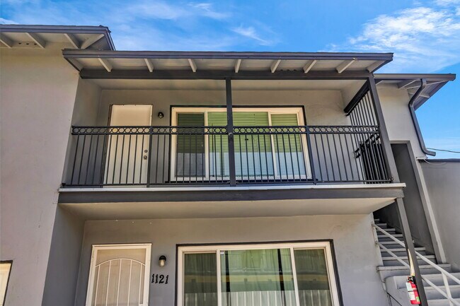 Unidad de planta alta - 1119 N Mayfield Ave