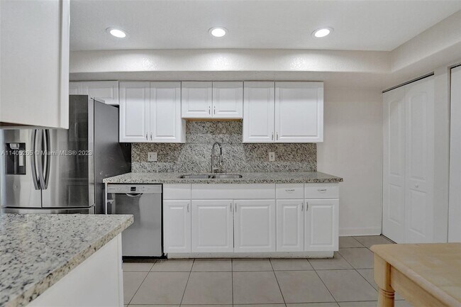 Building Photo - 760 E Coco Plum Cir
