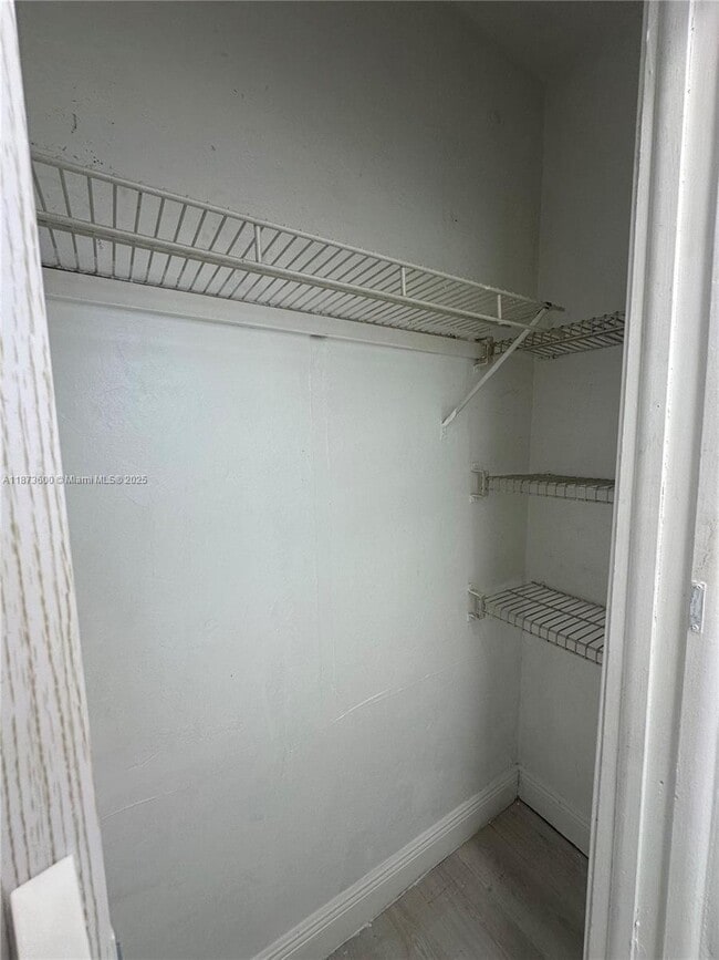 Building Photo - 20200 NE 29th Ct