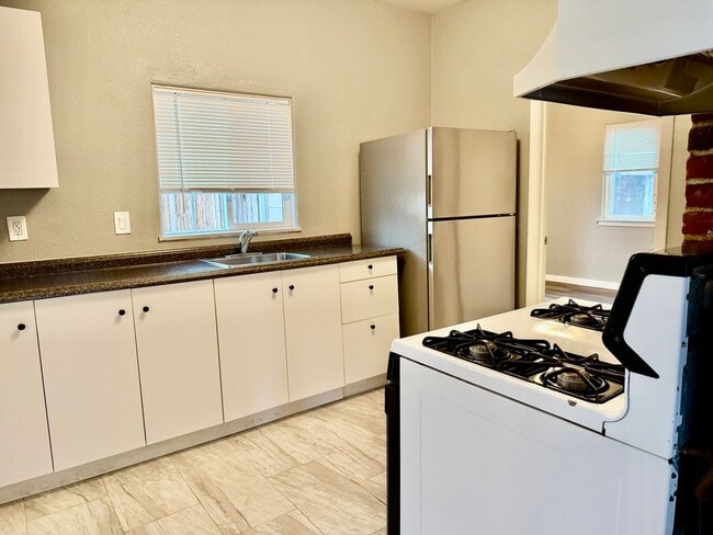 Building Photo - Charming duplex available Oct 15th.