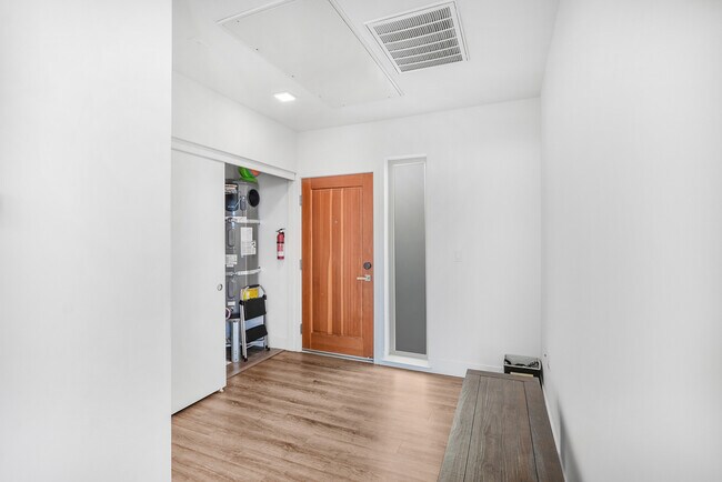 Foto del edificio - 17590 Depot St