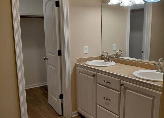 Foto del edificio - 2636 Whiteleigh Ct NE