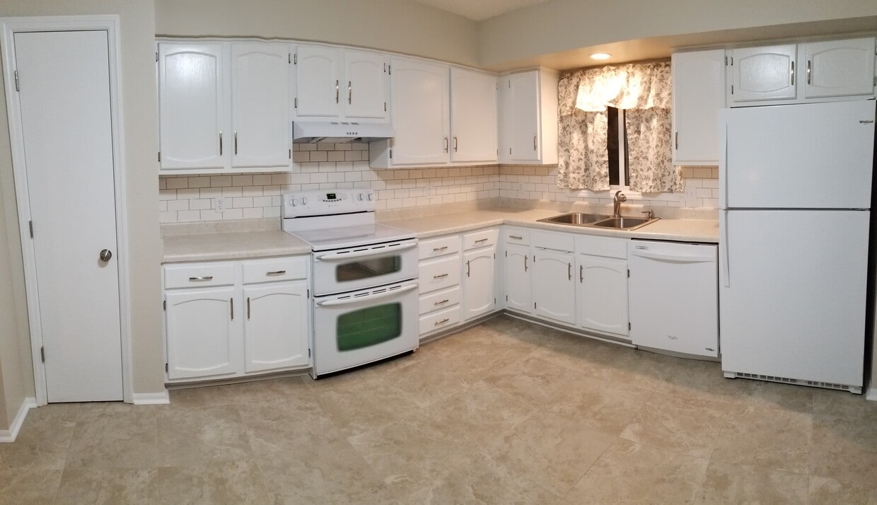 Kitchen - 15201 Grover St