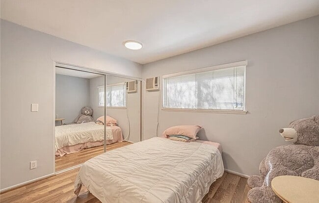 Building Photo - "Chic Woodland Hills Retreat: Spacious 1-B...