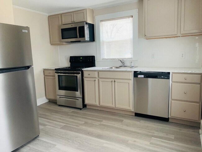 Building Photo - Charming 2 Bed/1 Bath Home - .5 Acre - Upd...