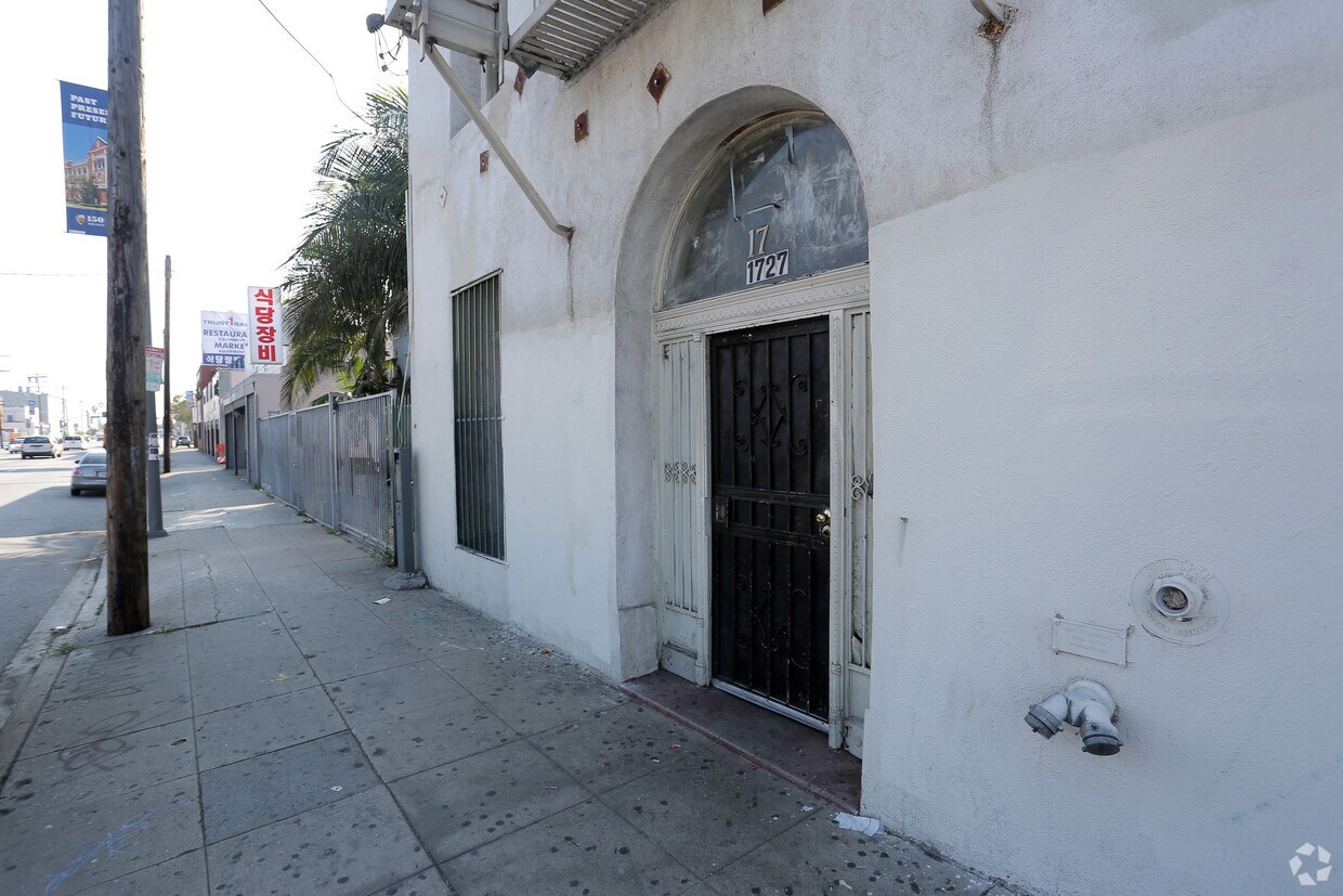 Building Photo - 1727 S Vermont Ave