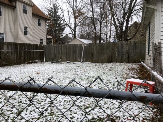 Building Photo - 971 Peckham St