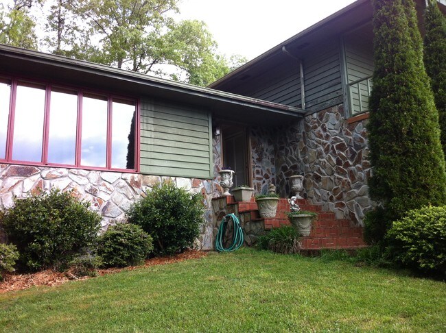 Building Photo - 530 Marble City Rd