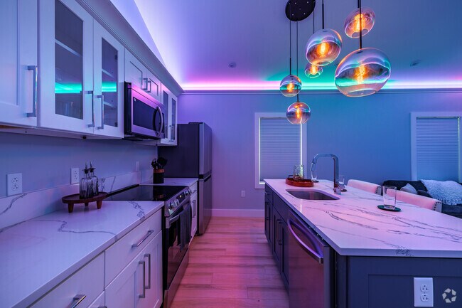 3 habitaciones, 1 baño - 700 pies cuadrados - Cocina - 601 E State St - Fully Furnished!