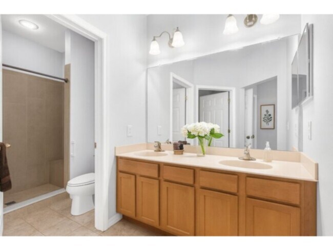 Foto del edificio - 5928 Summerhill - 2 beds unit with elevator access