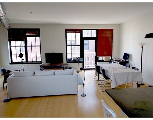 Building Photo - 944 Dorchester Ave