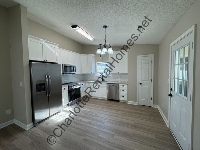 Building Photo - Updated ranch home near uptown!