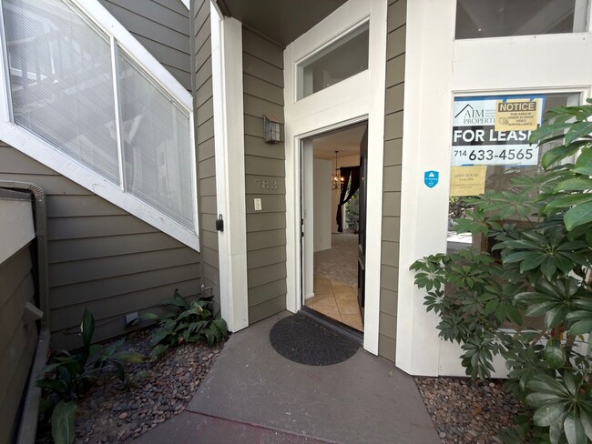 Building Photo - COSTA MESA 2 BEDROOM, 2 BATHROOM CONDO $3,475 (BRISTOL & BAKER)