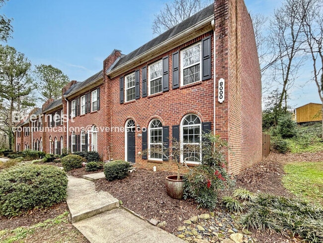 Building Photo - 3 Bed/2.5 Bath Townhome with Fireplace / Available Now!