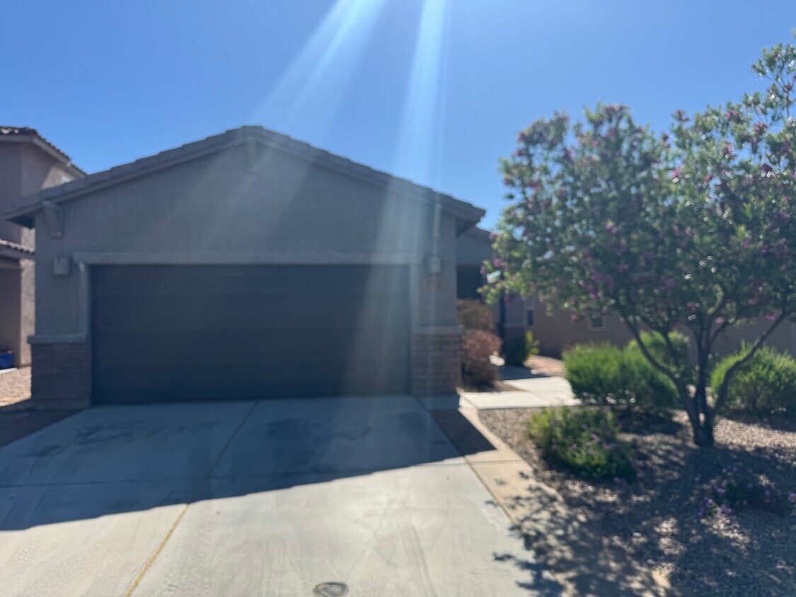 Foto principal - 955 E Prairie Field Ln