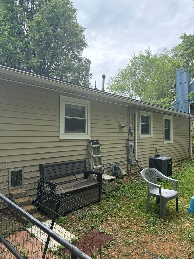 Building Photo - 3 BR House