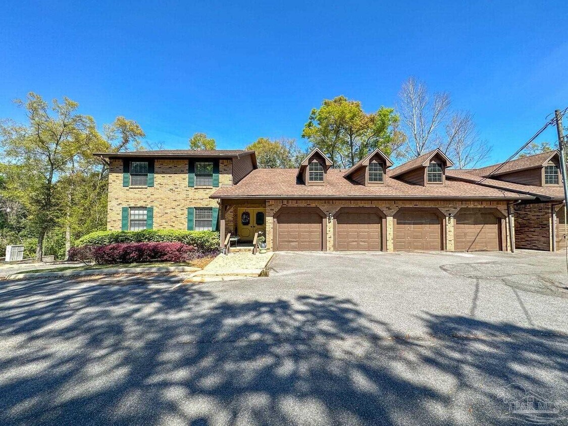 Foto principal - 4831 E Olive Rd