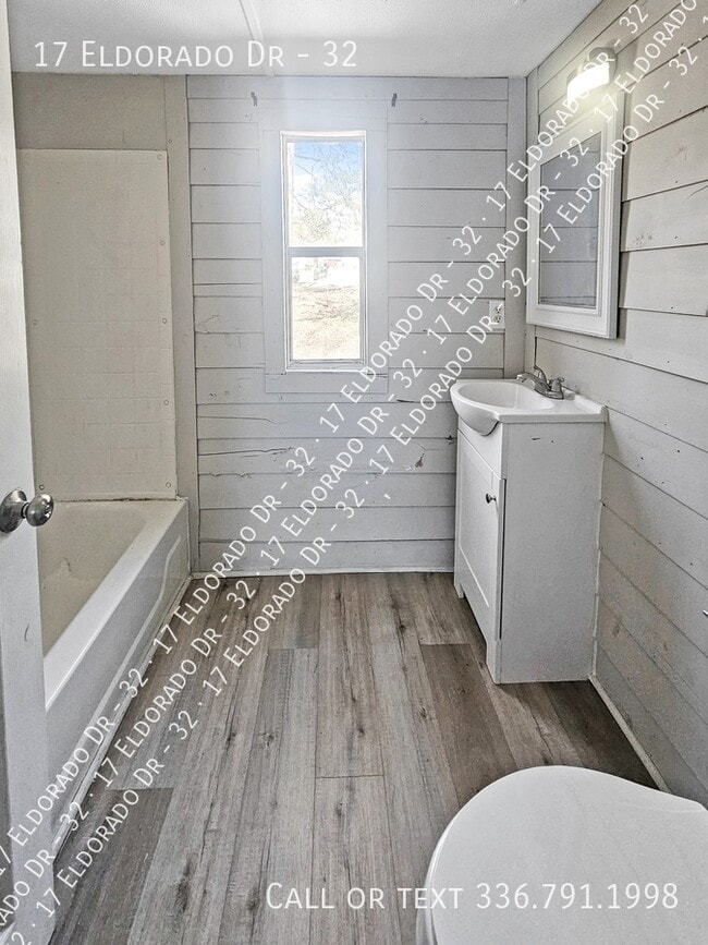 Foto del edificio - 17 Eldorado Dr