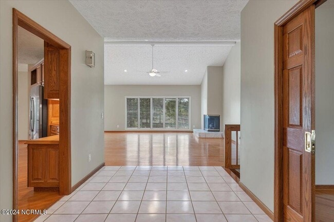 Building Photo - 38 Pinebrook Dr