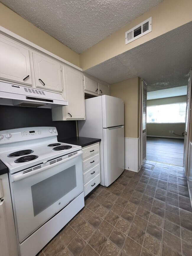 Foto del edificio - (2) Bed+Study/(2.5) Bath Townhome w/ Pool Access! Available NOW!