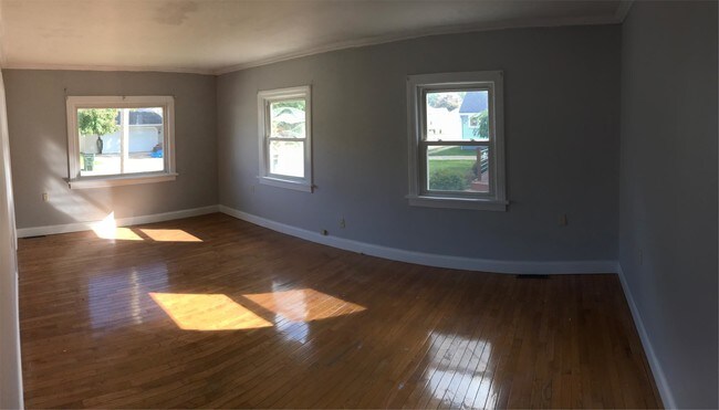 Building Photo - 456 E 300th St