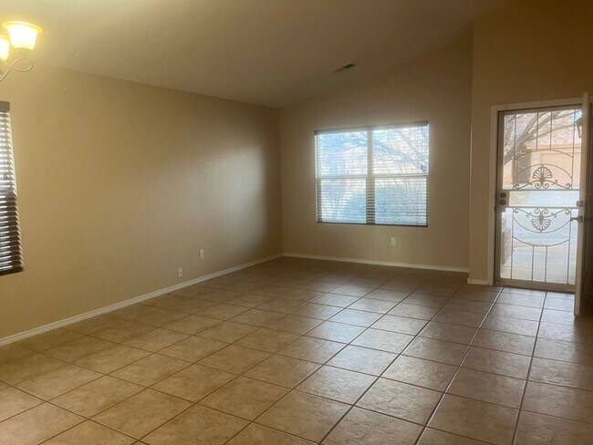Building Photo - Must See 4 Bedroom! Great Location!