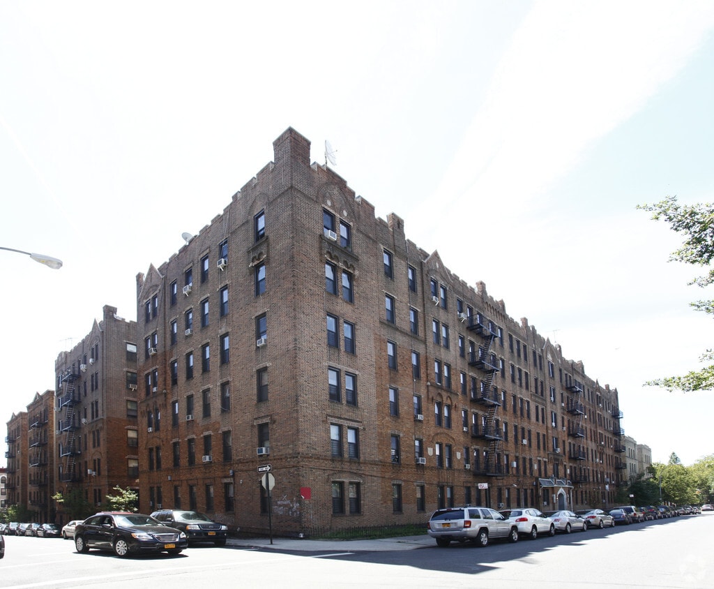 Primary Photo - 240 Crown St