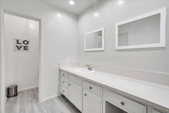 Building Photo - 434 Chautauqua Blvd