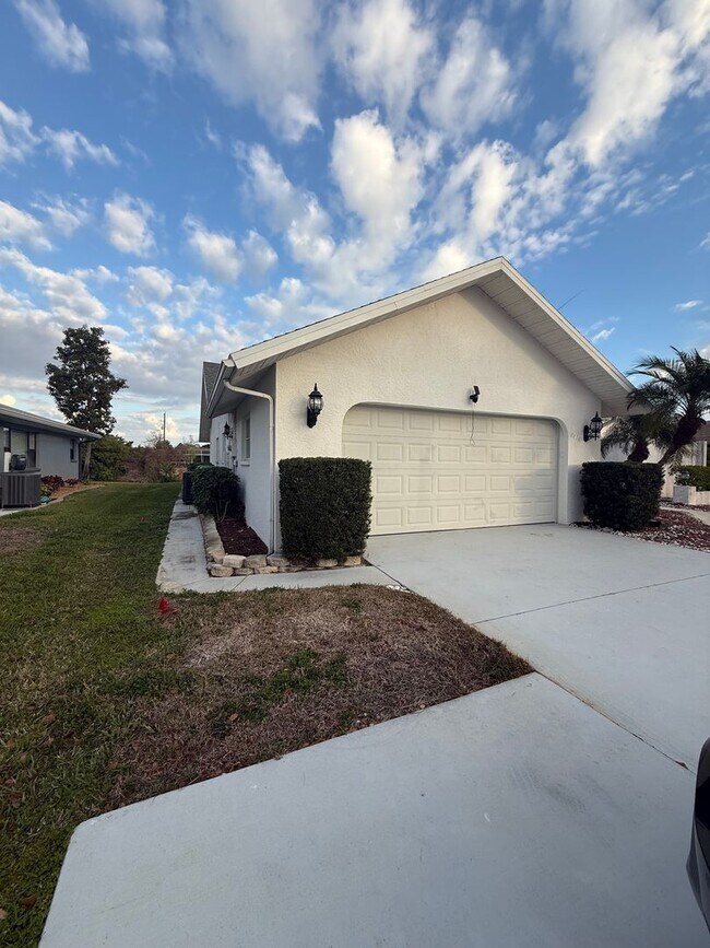 Foto del edificio - Stunning Furnished Pool him on Accessible Canal