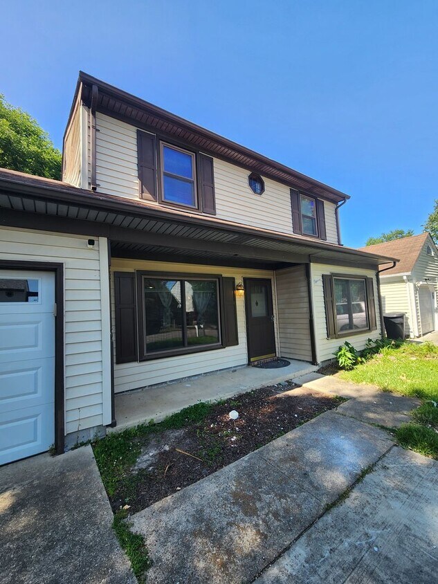 Foto principal - 4 Bedroom Home in Sought Out Neighborhood ...