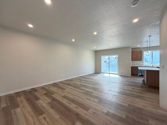 Foto del edificio - Beautiful Brand New 4-Bedroom, 2.5-Bathroom Duplex Style Townhome!