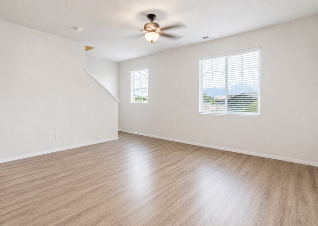 Foto del edificio - Lovely 4BD | 3.5 BA | Townhome in Highly Desirable North Bethany's The Crossings at Abbey Creek C...