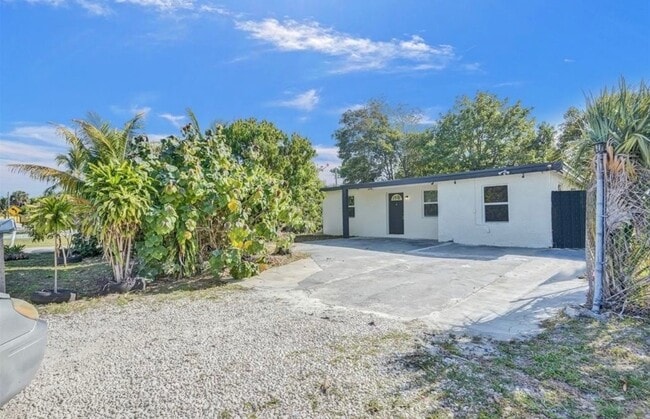 Building Photo - 1632 Lauderdale Manor Dr