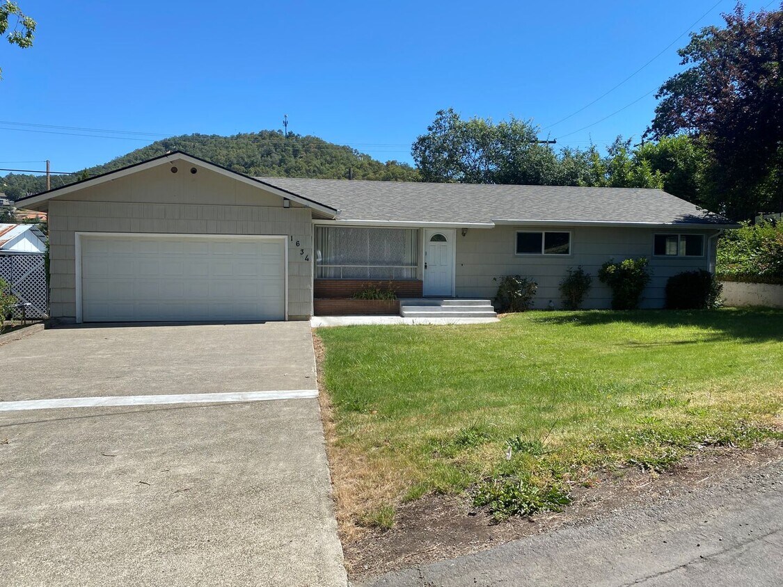 Foto principal - 3 Bedroom Hucrest Home!