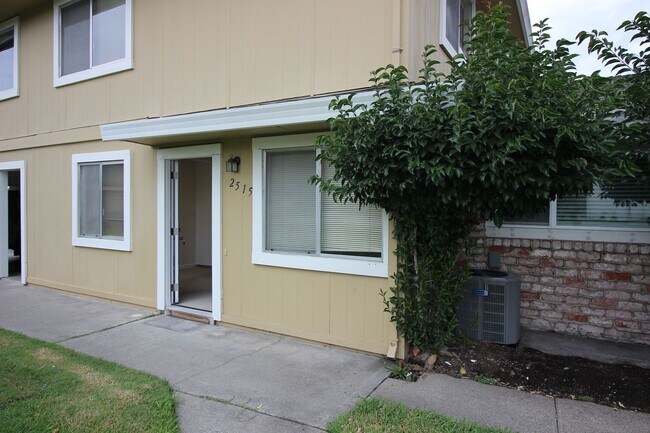Foto del edificio - 2 Bedroom Condo on Coffey Lane