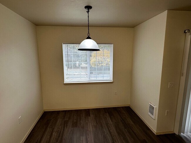 Foto del edificio - 4997 Delight St N