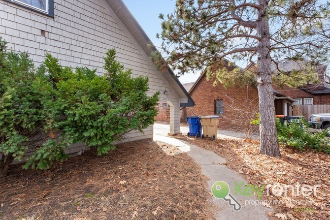 Foto del edificio - E Lewis St Duplex