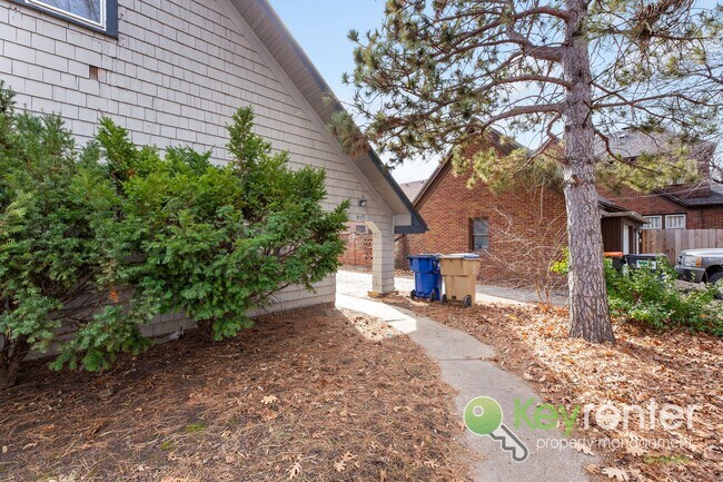 Building Photo - E Lewis St Duplex