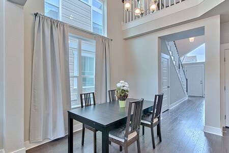 Dining table sits 4 - 7308 Wildcat Pass