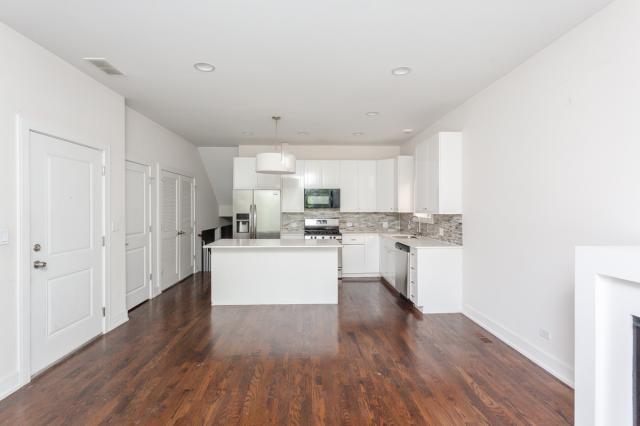 Foto del edificio - 3 bedroom in Chicago IL 60618