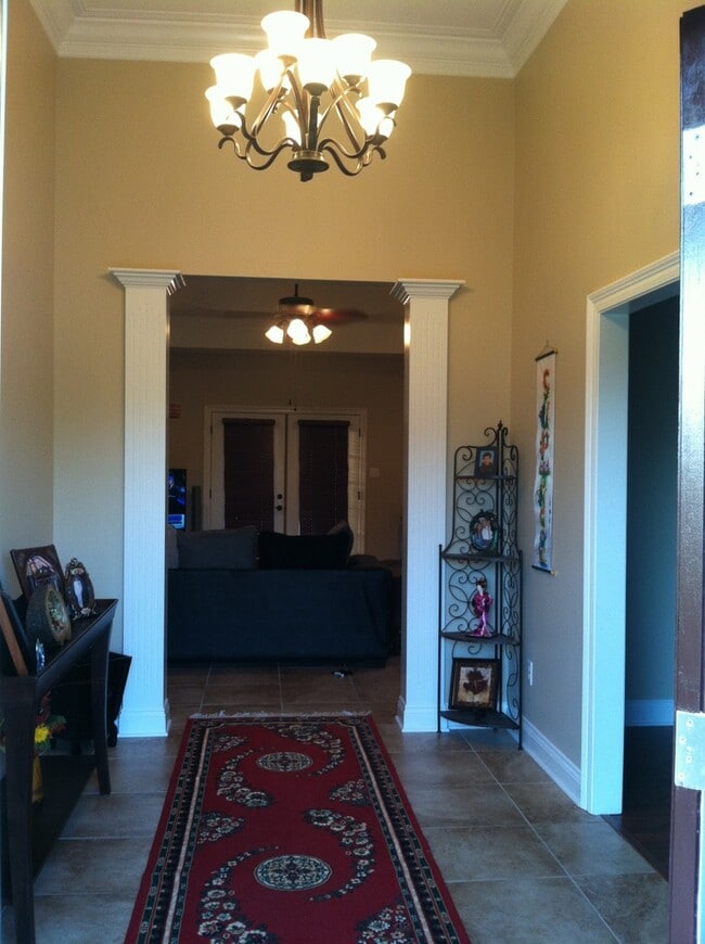 Building Photo - Large 3 bedroom, 2 bath home located in Ro...
