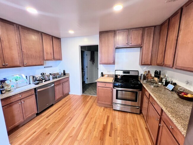 Foto del edificio - 2129 N Southport Ave
