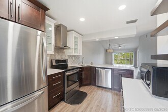 Building Photo - 1033 Banks Rd