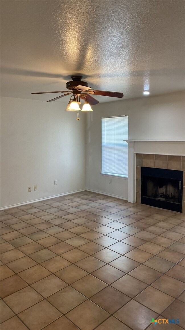 Building Photo - 4405 Twin Oaks Cir