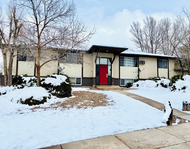 Front of the building - 4710 Scenic Cir